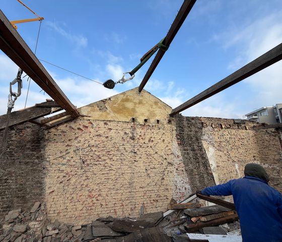Démontage manuel de la charpente, pignon en briques